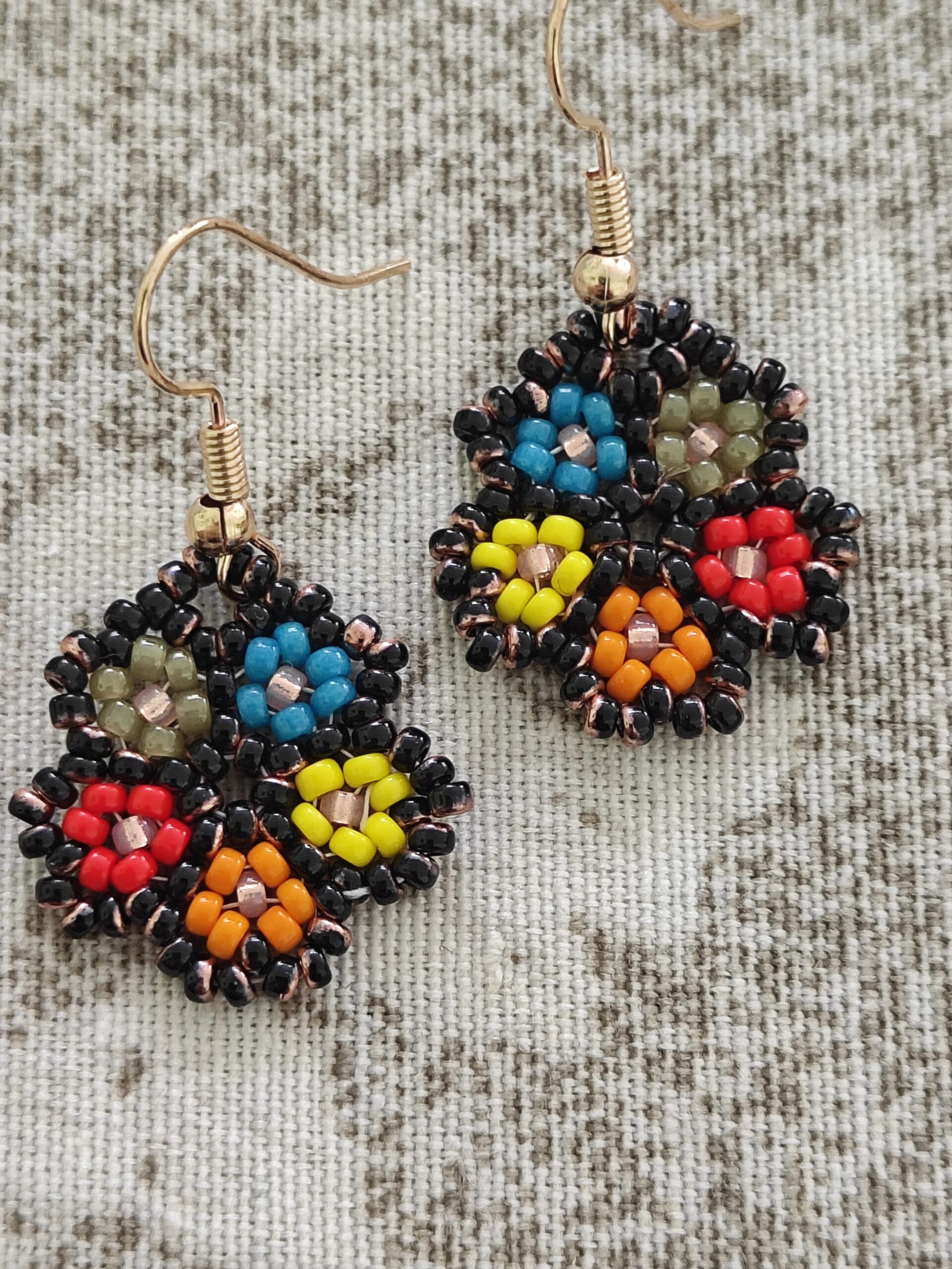 Boho σκουλαρίκια λουλούδια από Μιγιούκι χάντρες 11/0 με πολύχρωμες λεπτομέρειες