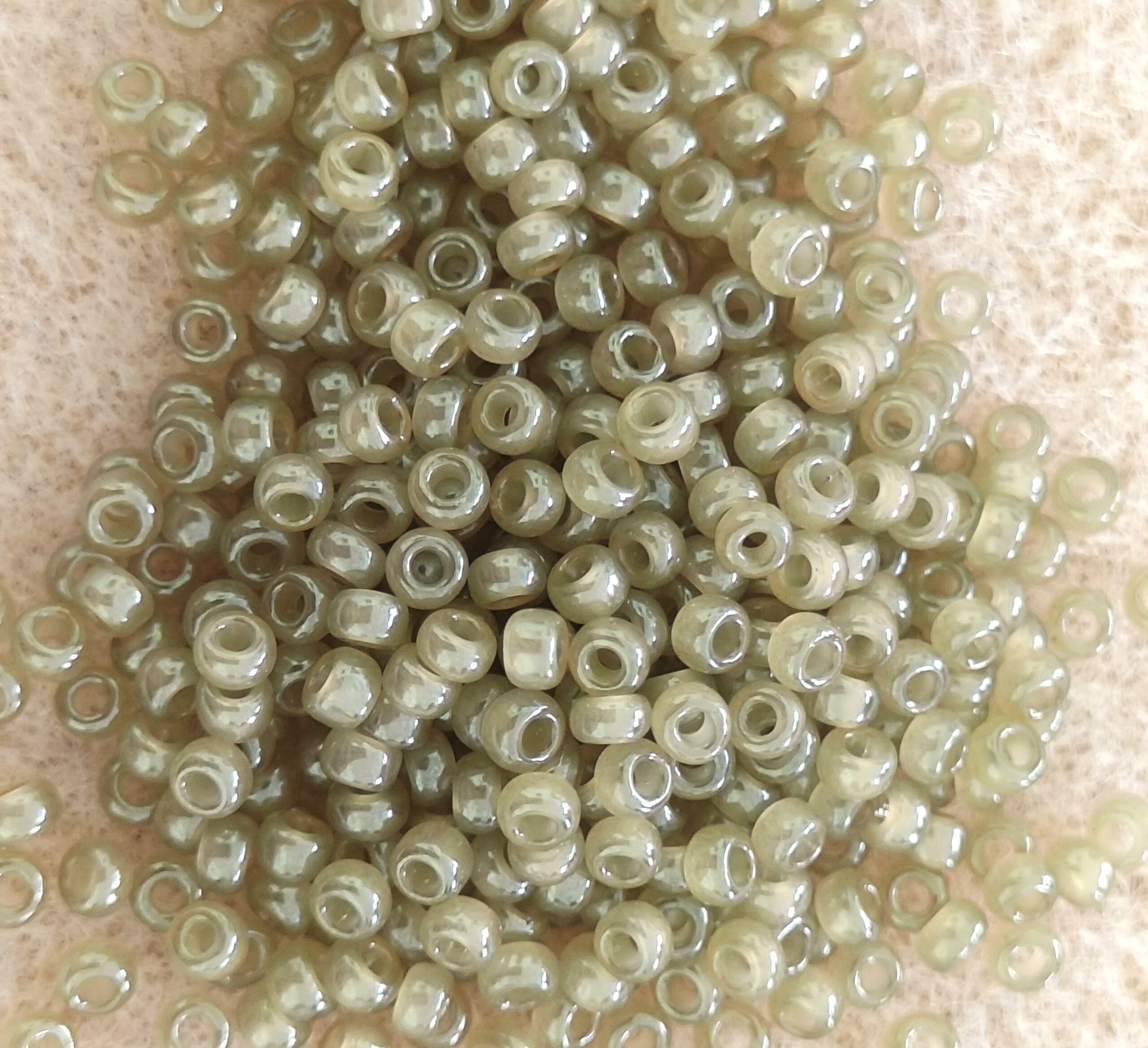 Miyuki Round Rocailles 11/0 Ιαπωνικές χάντρες MR11/2374 – Celery με Λάμψη