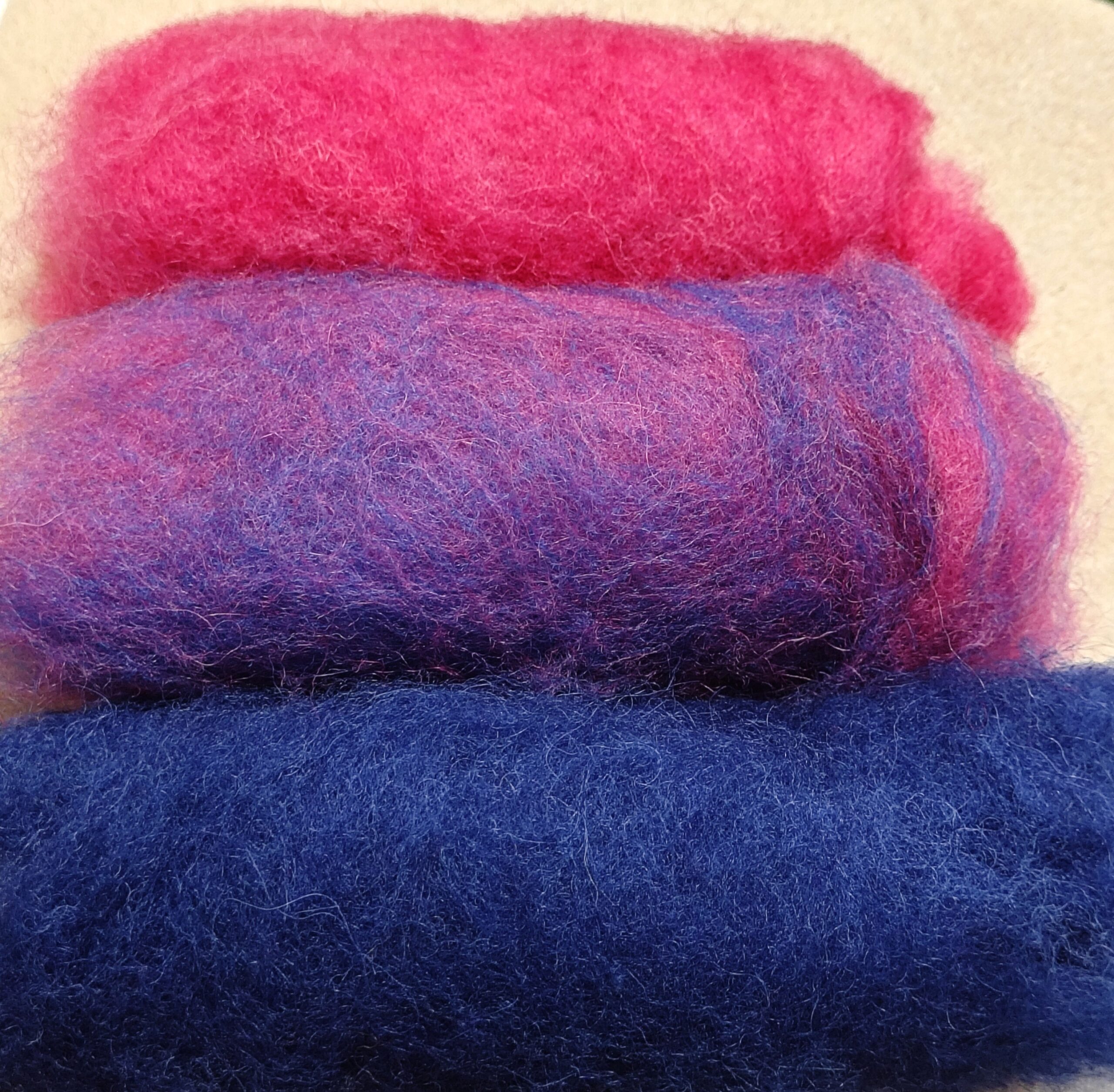 Μαλλί Merino για Needle Felting 10 g σε τρεις διαφορετικές αποχρώσεις, παρουσίαση της συλλογής μη λαναρισμένου μαλλιού Axinos Crafts.