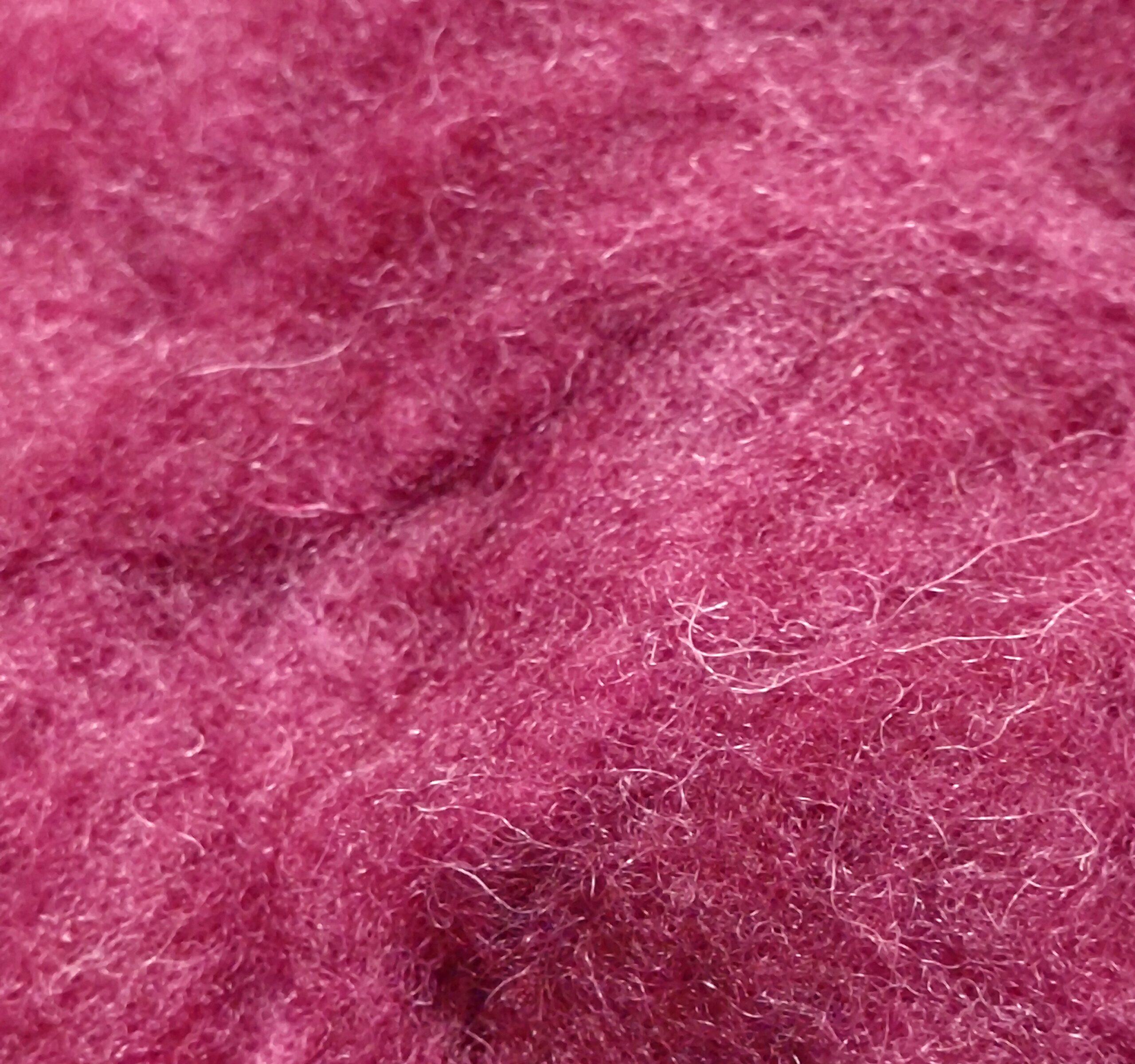 Μη λαναρισμένο μαλλί Merino για Needle Felting 10 g σε βαθύ βυσσινί χρώμα.