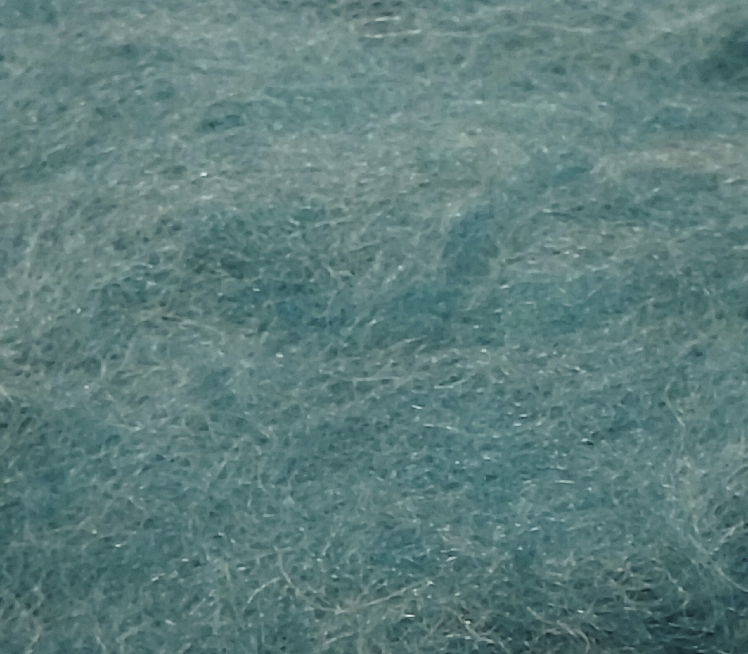 Μη λαναρισμένο μαλλί Merino για Needle Felting 10 g με μελανζέ συνδυασμό λευκού και τιρκουάζ.