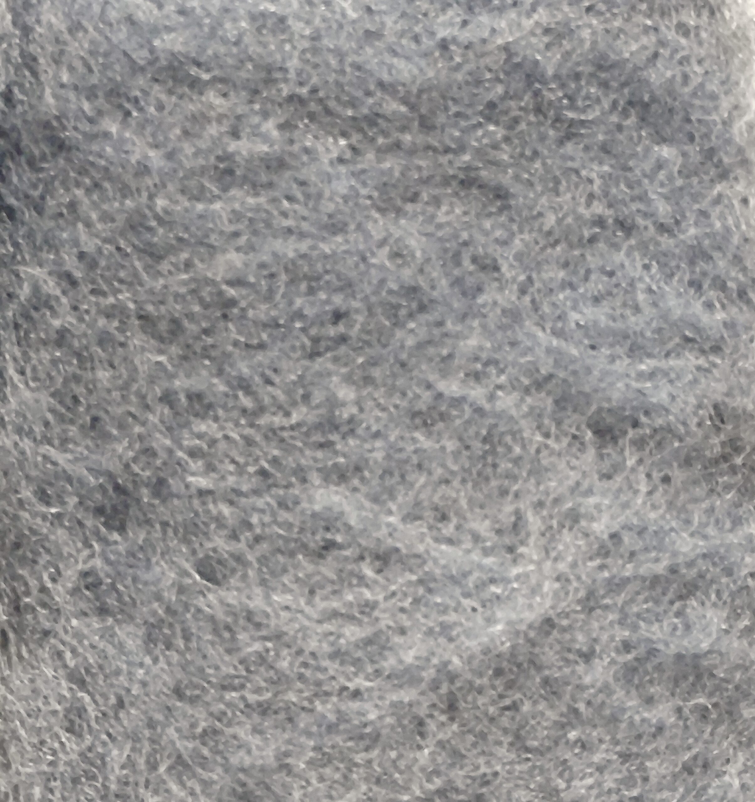 Λαναρισμένο μαλλί Merino για Needle Felting 5 g σε σκούρα γκρι απόχρωση, κοντινή φωτογραφία των ινών